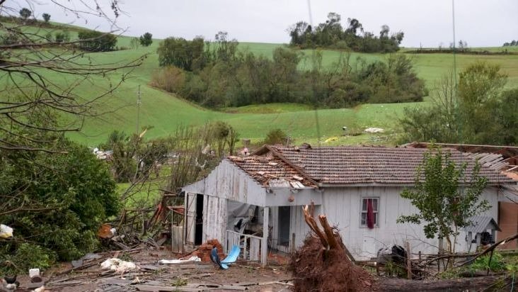 Com ventos de mais de 120 km/h, ciclone afeta RS e SC, deixa morto e mais de 250 mil sem energia elétrica