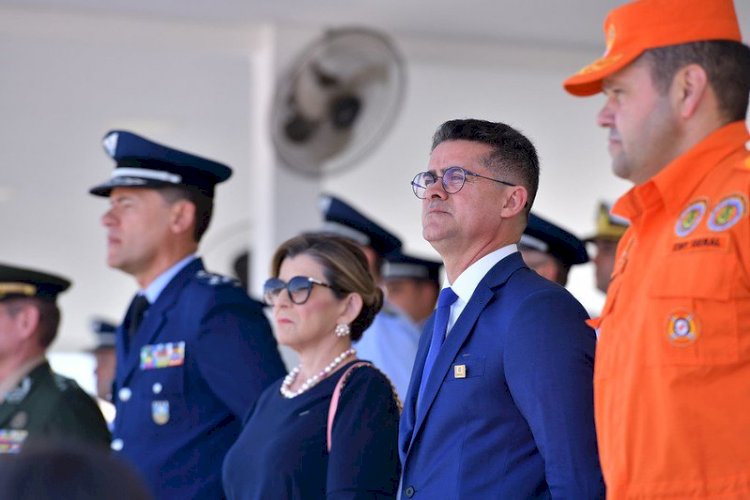 Prefeito recebe Medalha Mérito Santos Dumont durante cerimônia alusiva aos 150 anos do patrono da Aeronáutica