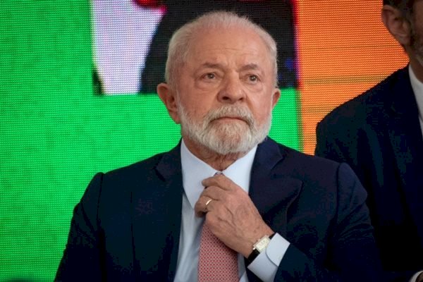 Lula deixa hospital após cirurgia no quadril e vai despachar do Alvorada