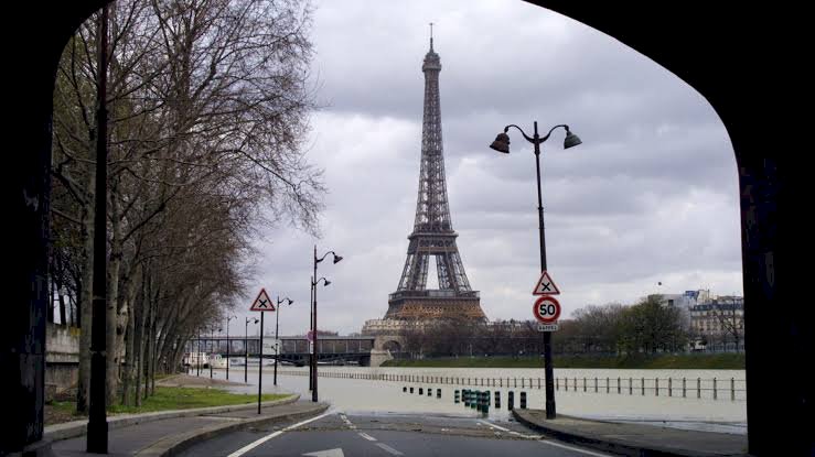 Torre Eiffel, em Paris, é evacuada após ameaça de bomba