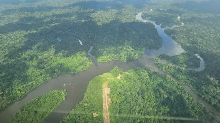 Tripulantes de helicóptero desaparecido na Amazônia fizeram sinal de fumaça para serem encontrados