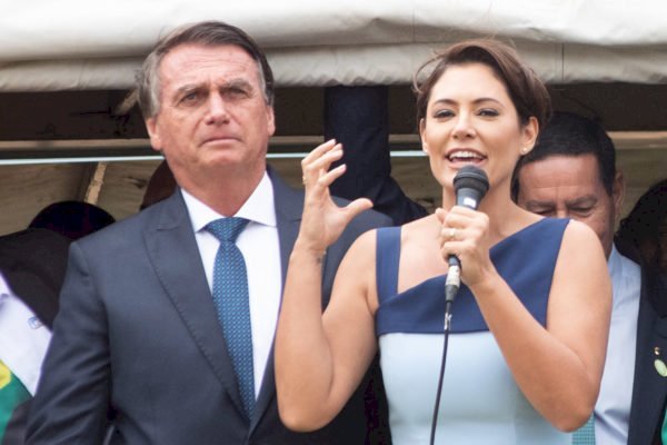 Parecer da PGR embasou silêncio de Michelle e Bolsonaro na PF