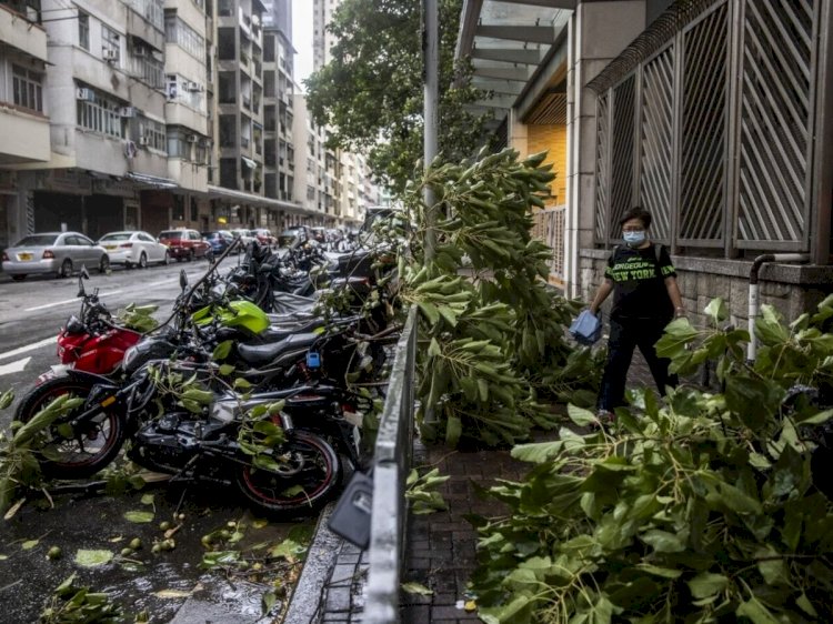 Hong Kong fecha escolas e cancela centenas de voos com a chegada do tufão Saola