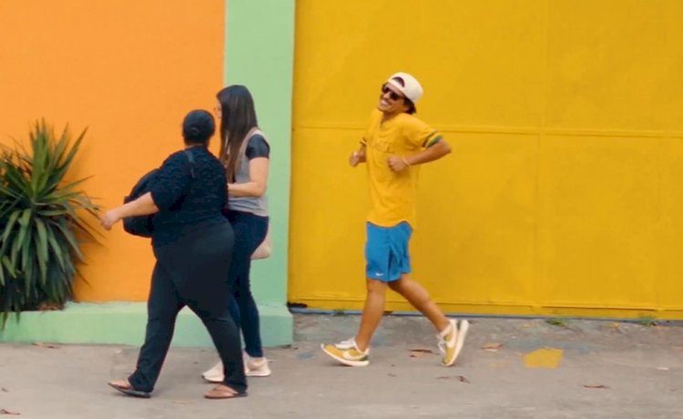 Bruno Mars dança entre anônimos pelas ruas de São Paulo para agradecer ao Brasil: 'Seu Bruninho'