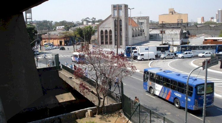 Homem cai de estação de metrô e morre em SP; mulher é suspeita de ter empurrado