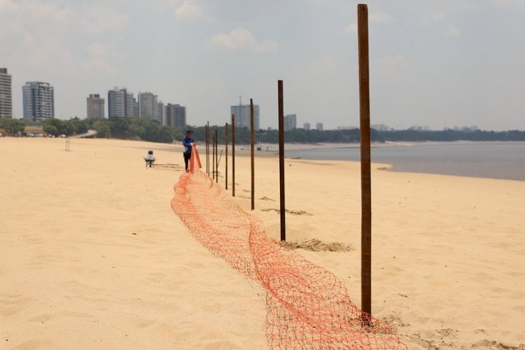 Praia da Ponta Negra recebe cerquite para delimitação física da interdição para o banho