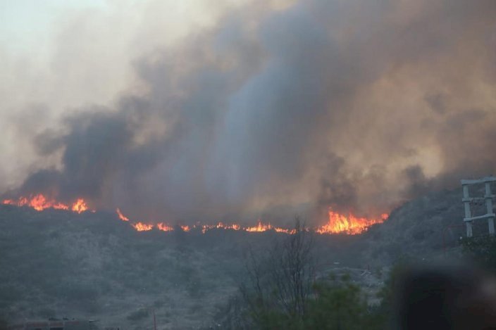 Incêndio florestal atinge arredores de Córdoba, na Argentina, e moradores são evacuados