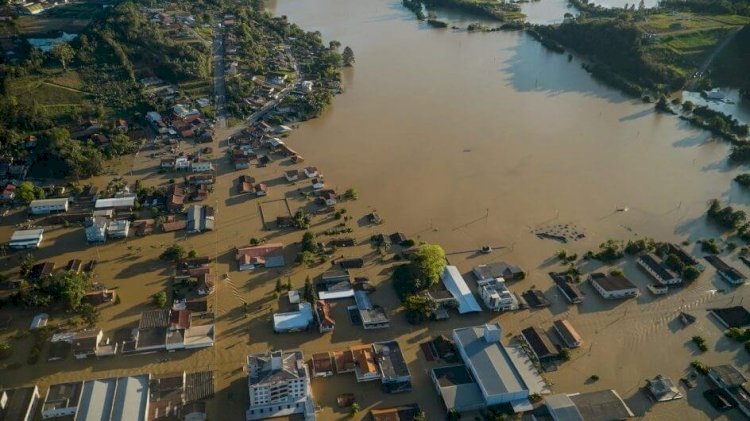 Chuvas em SC deixam 6 mortos e 125 cidades em estado de emergência