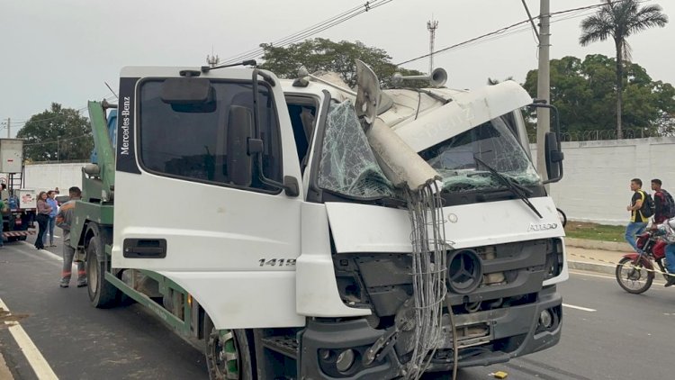 Caminhão arrasta poste e mata dois funcionários de empresa de energia em Manaus