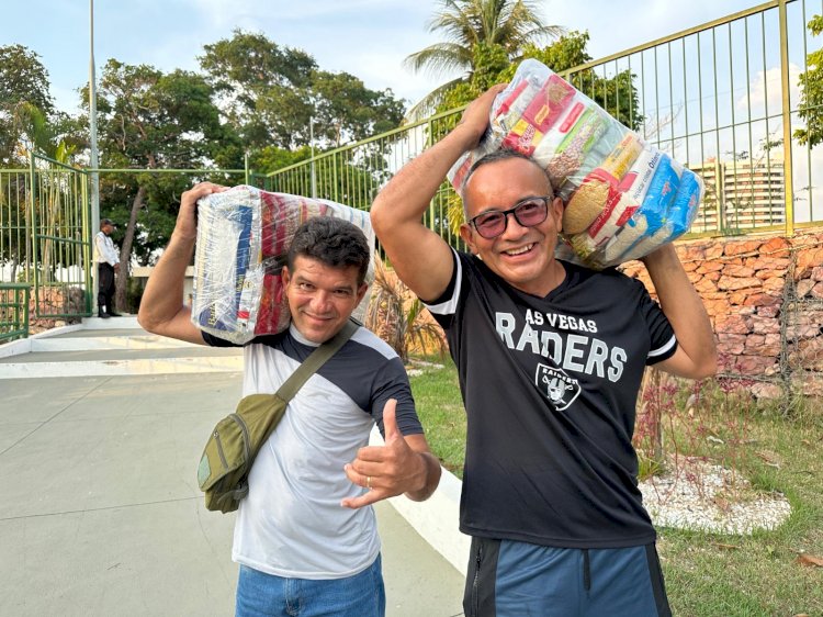 Prefeito acompanha distribuição de cestas básicas aos permissionários da Casa de Praia Zezinho Corrêa