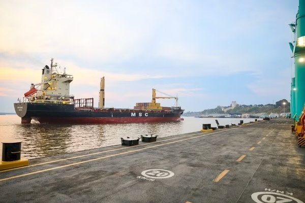 Com seca recorde, porto que atende Zona Franca de Manaus fica mais de um mês sem receber navios cargueiros