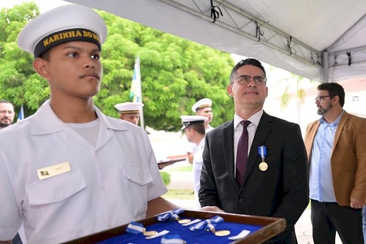 Prefeito recebe medalha ‘Amigo da Marinha'