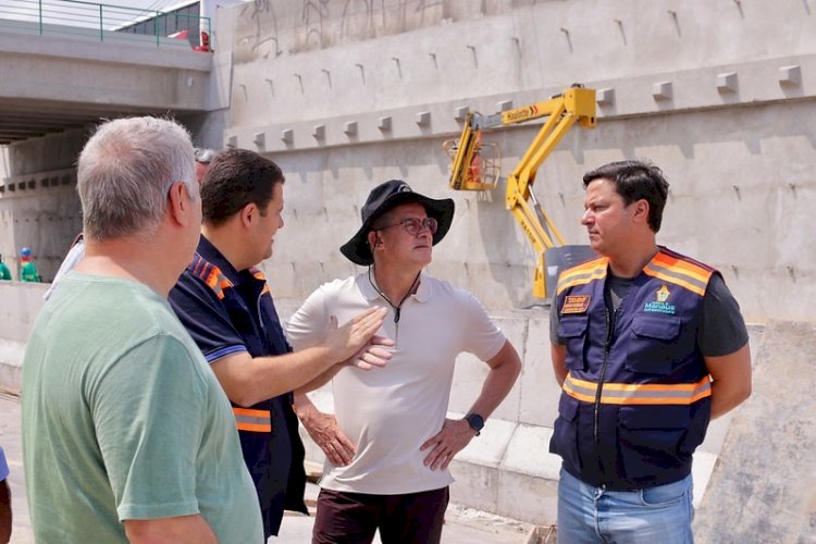 Prefeito vistoria obras em fase final de complexo viário e creche municipal