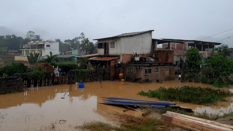 Chuvas matam 2 e deixam mais de 300 desabrigados em Angra dos Reis