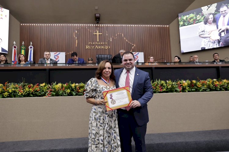 Roberto Cidade outorga Medalha do Mérito Legislativo à desembargadora do TJAM, Vânia Marques Marinho