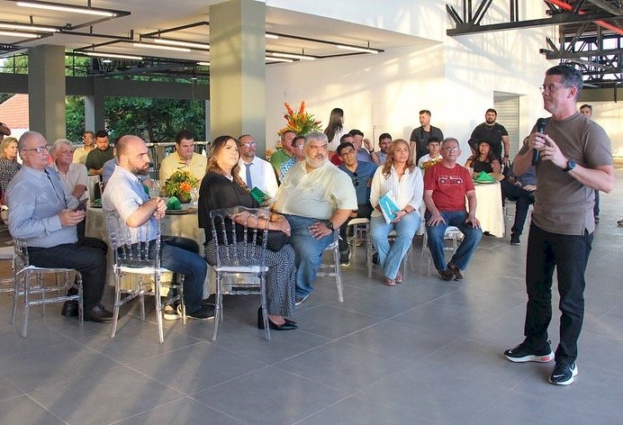 Prefeito David Almeida reúne o trade turístico para apresentar o mirante Lúcia Almeida e projetos para o Centro Histórico