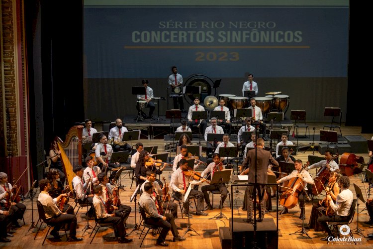 Série Rio Negro lota Teatro Amazonas no último concerto da temporada . Estreia amazonense da obra “À Brasiliana” foi o destaque da noite