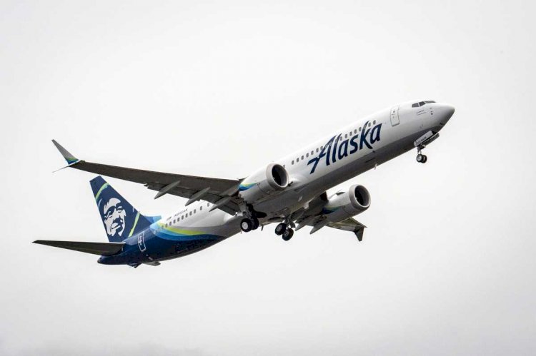 Boeing 737 MAX 9 da Alaska Airlines sofre descompressão em voo após perder porta de emergência desativada