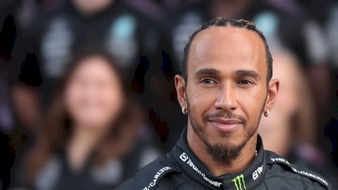 Lewis Hamilton vai trocar a Mercedes pela Ferrari, afirma site