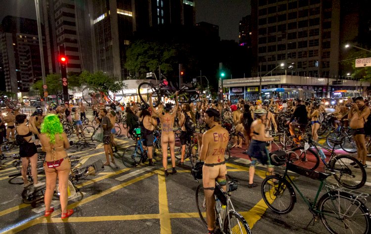 Ciclistas nus protestam contra violência no trânsito em São Paulo