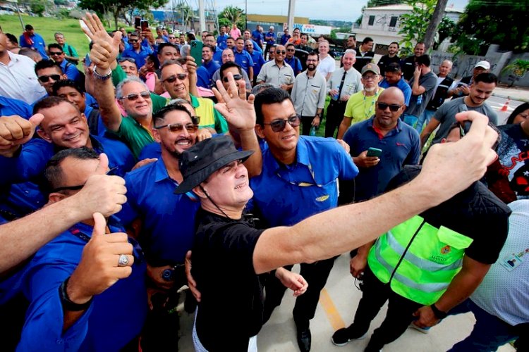 Prefeito entrega 50 novos ônibus, ampliando para 367 a renovação da frota do transporte público em Manaus