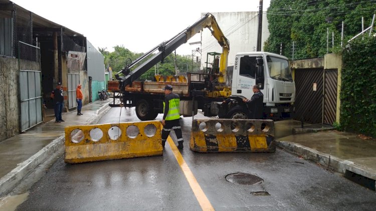 Prefeitura fecha rua para dar mais fluidez na rotatória das Letras, zona Oeste