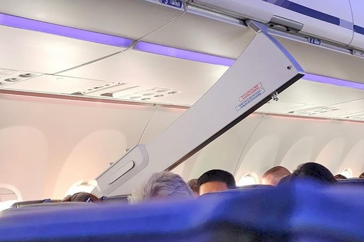 Divisória se desprende do teto de avião da LATAM após o pouso em Foz do Iguaçu