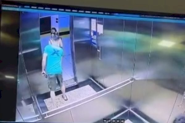 Homem flagrado pegando nas nádegas de mulher em elevador é demitido