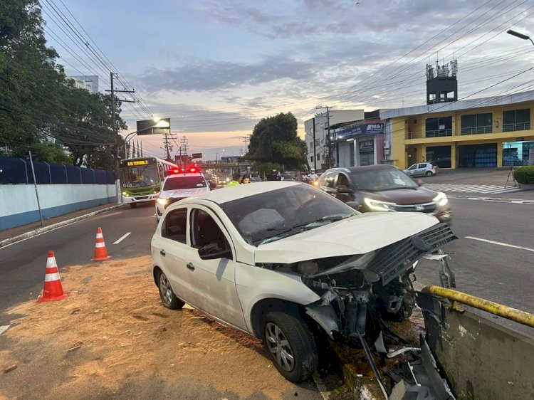 Motorista fica ferido após carro bater em mureta na Zona Centro-Sul de Manaus