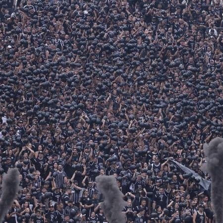 Diretor do Corinthians vai processar bolsonarista que discriminou a Fiel