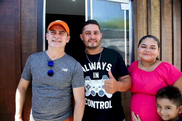 Prefeito entrega casas recuperadas para famílias vítimas de incêndios em Manaus