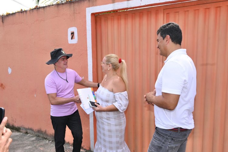 Prefeito David Almeida entrega 150 títulos definitivos de posse para moradores da comunidade da zona Norte