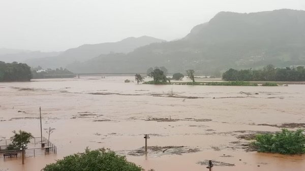 Chuvas rompem barragem no RS. São 24 mortos e 10 mil desabrigados