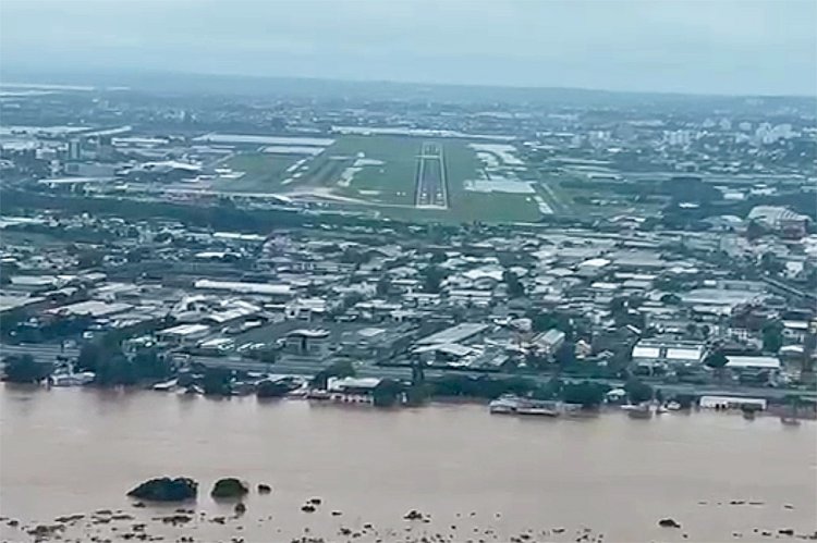 Empresas cancelam voos para Porto Alegre e aeroporto suspende operações