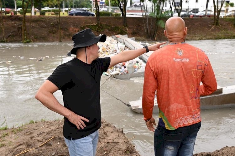 Instalação de ecobarreira no Passeio do Mindu auxilia serviço de limpeza dos igarapés realizado pela Prefeitura de Manaus