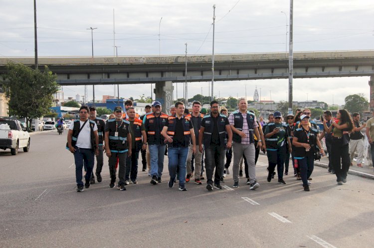 Mais de 400 trabalhadores da prefeitura atuam no primeiro dia do reordenamento na área comercial e histórica do Centro de Manaus