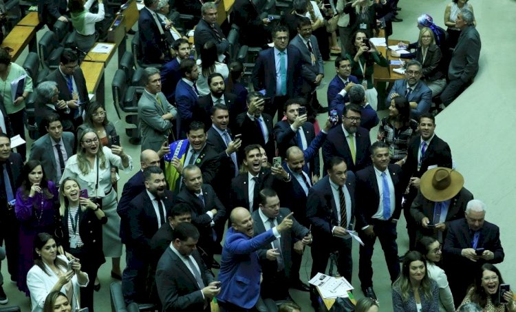 Congresso derruba veto de Lula e volta a proibir "saidinha" de presos