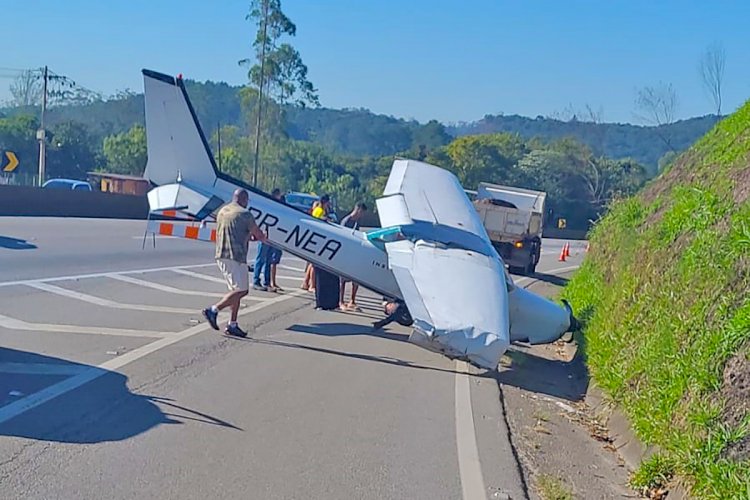 Avião Cessna 152 faz pouso forçado na Rodovia Régis Bittencourt em Juquitiba, Grande SP, diz PRF