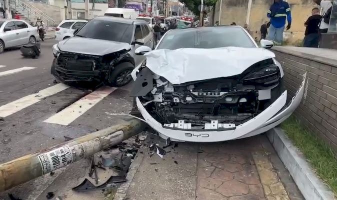 Grave acidente deixa um pessoa ferida e interrompe o trânsito no Vieiralves