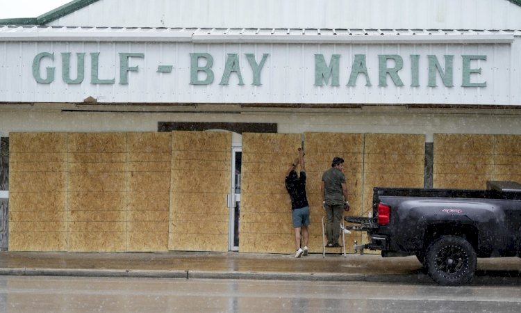 Beryl ganha força novamente e atinge o Texas como categoria de furacão