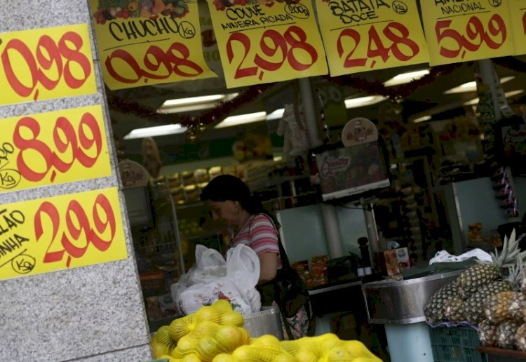 IPCA-15 sobe 0,30% julho e taxa em 12 meses fica perto do teto da meta