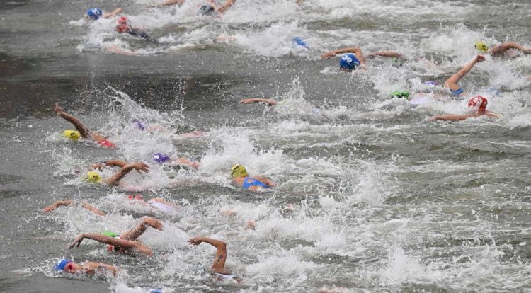 Triatletas são hospitalizados após nadarem no rio Sena; Bélgica desiste de prova