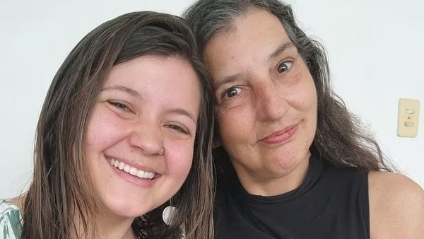 'Mãe, me perdoe, mas não queria me parecer com você': a história de brasileira que cresceu com mãe com esquizofrenia