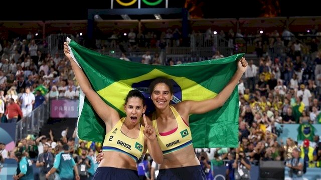 Ana Patrícia e Duda batem canadenses e conquistam o ouro no vôlei de praia em Paris