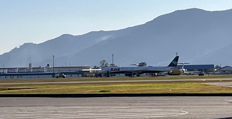 Pista do aeroporto de Florianópolis é fechada após avião da Azul sofrer danos no pouso