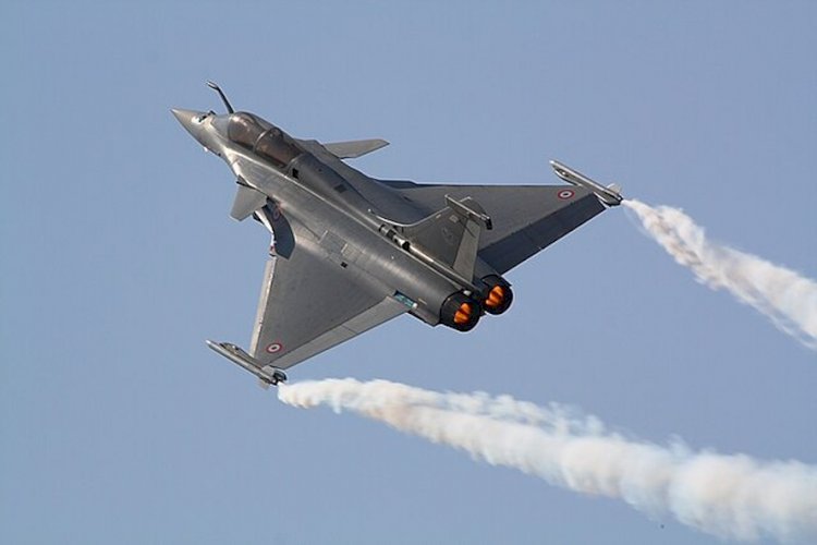 Pilotos franceses desaparecem após colisão entre caças Rafale; acidente com modelo é considerado raro