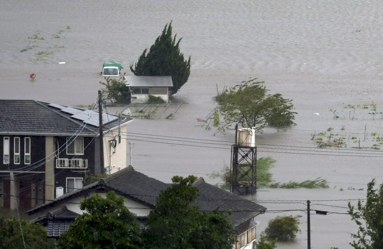 Tufão de força extrema toca o solo no Japão; 3 morrem e milhões deixam casas