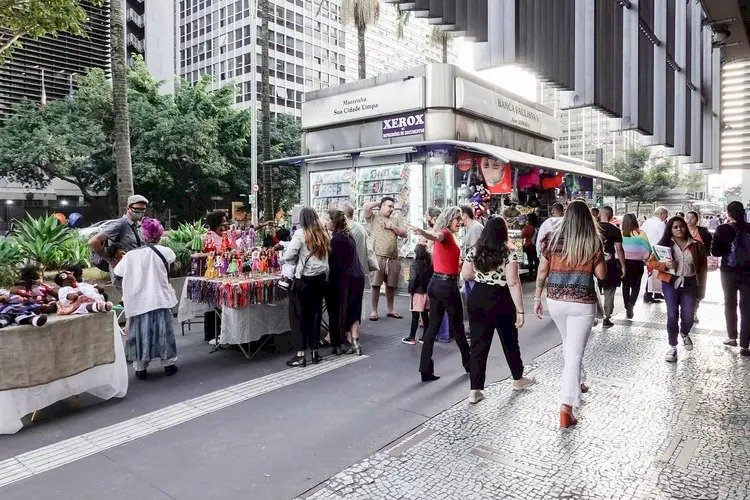 Brasil tem 212,6 milhões de habitantes, diz IBGE