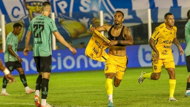 Amazonas vence o Paysandu, que chega a nove jogos sem vencer na Série B