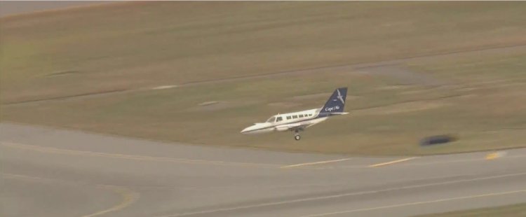 VÍDEO: Avião enfrenta falha e pousa com apenas uma roda em aeroporto dos Estados Unidos